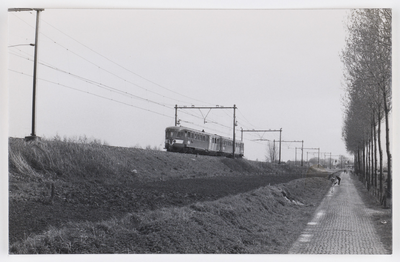 606378 Gezicht op de spoorweg bij Schalkwijk (gemeente Houten), met een diesel-electrisch treinstel DE 2 ( Blauwe ...